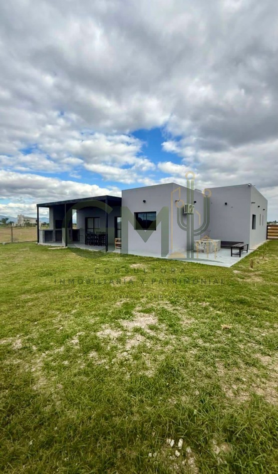 OPORTUNIDAD CASA EN LA VERBENA frente aeropuerto