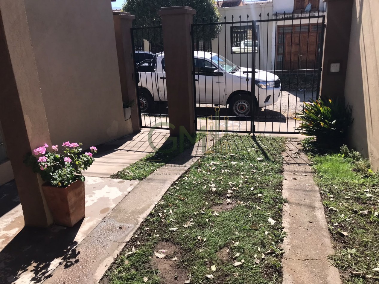 CASA 4 DORMITORIOS CON AMPLIO QUINCHO EN BARRIO EL HUAICO