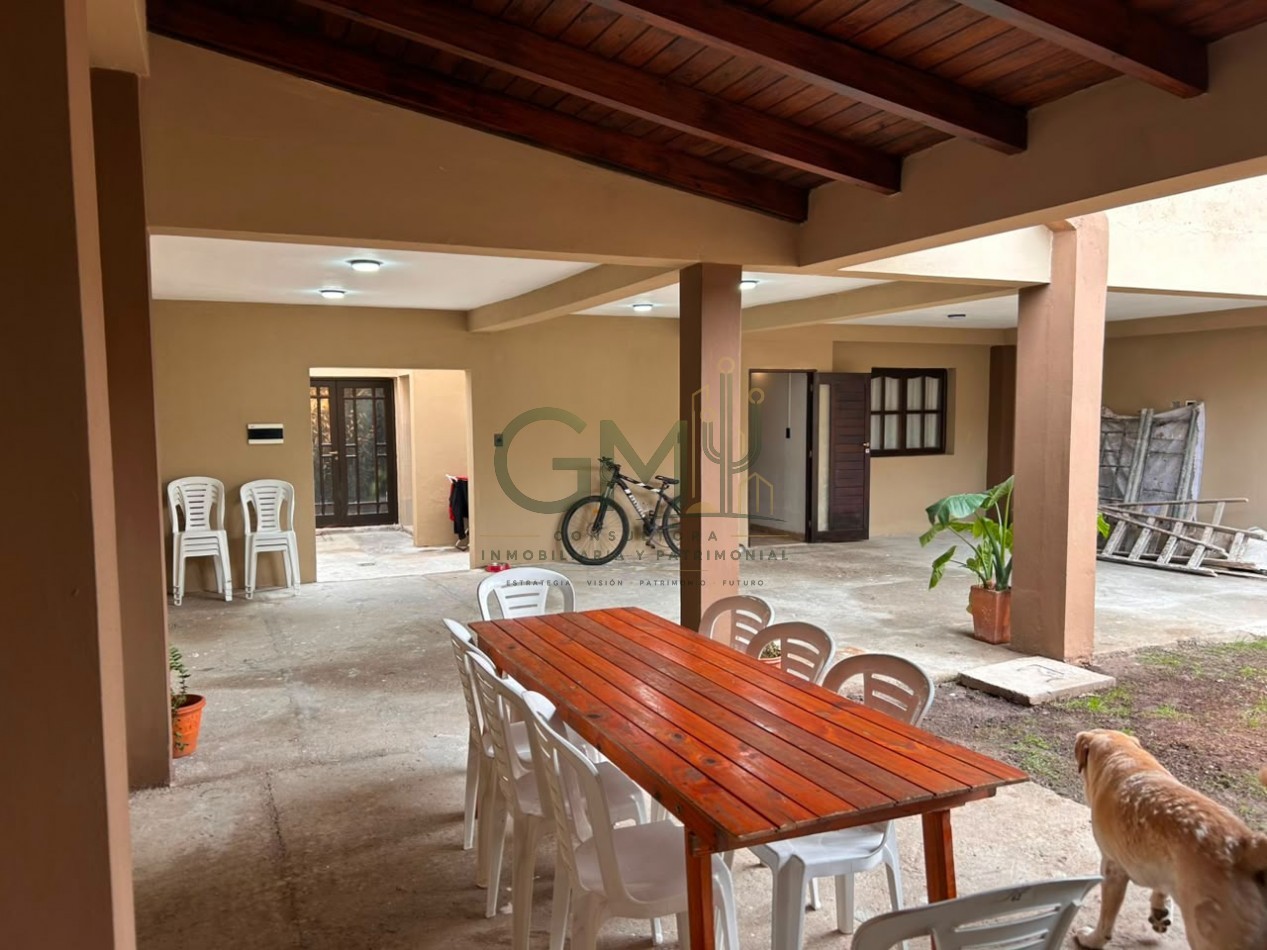 CASA 4 DORMITORIOS CON AMPLIO QUINCHO EN BARRIO EL HUAICO