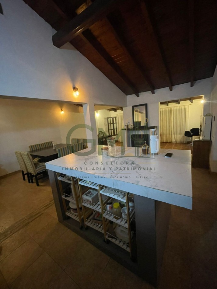 CASA 4 DORMITORIOS CON AMPLIO QUINCHO EN BARRIO EL HUAICO
