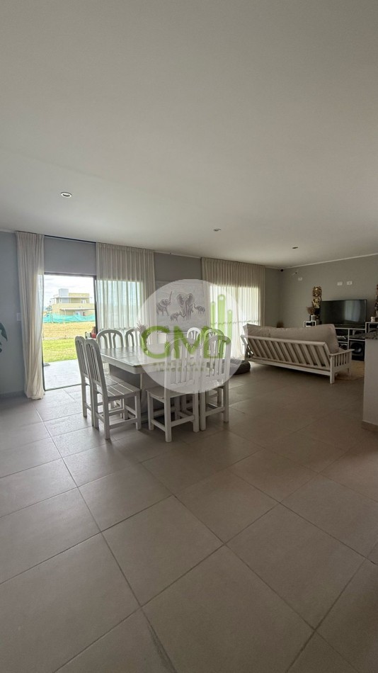 OPORTUNIDAD CASA EN LA VERBENA frente aeropuerto