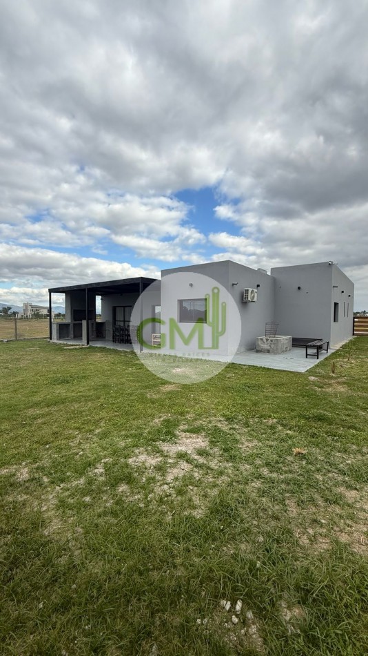 OPORTUNIDAD CASA EN LA VERBENA frente aeropuerto