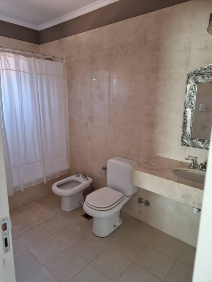 EXCLUSIVA CASA AMOBLADA ZONA NORTE BARRIO CERRADO