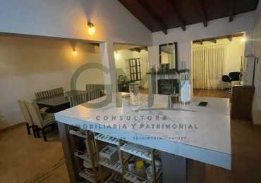 CASA 4 DORMITORIOS CON AMPLIO QUINCHO EN BARRIO EL HUAICO